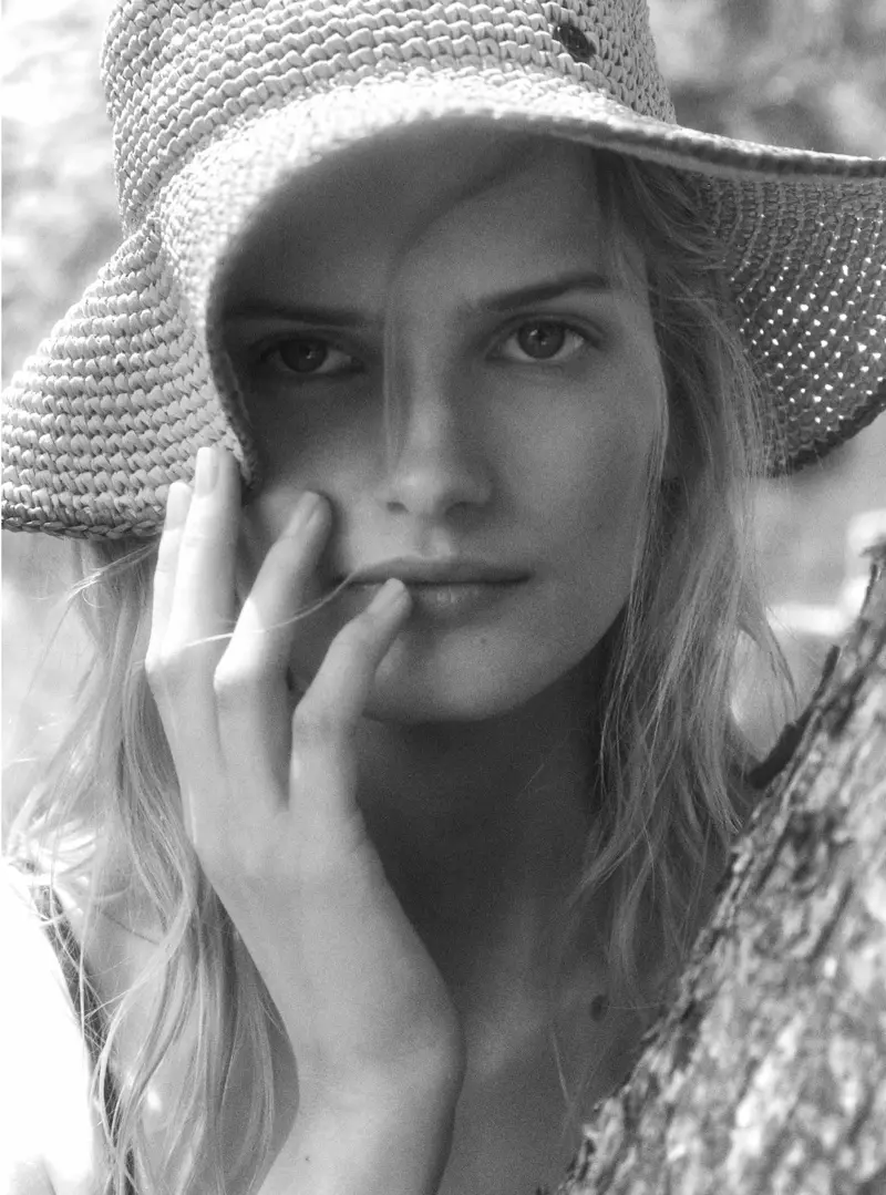 Signe Veiteberg wọ sunhat lati Massimo Dutti.