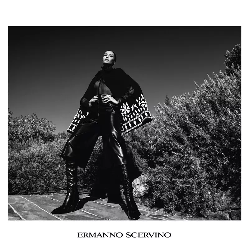 Joan Smalls staan voor Ermanno Scervino herfs-winter 2020-veldtog.