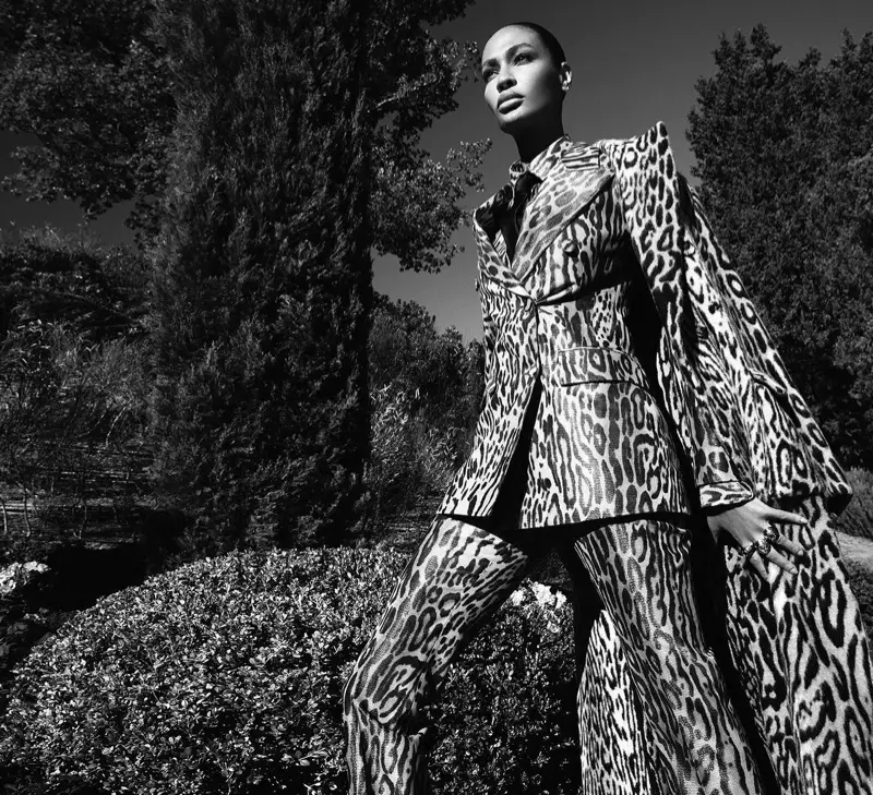 Joan Smalls 穿上西装，为 Ermanno Scervino 2020 秋冬广告大片摆姿势。