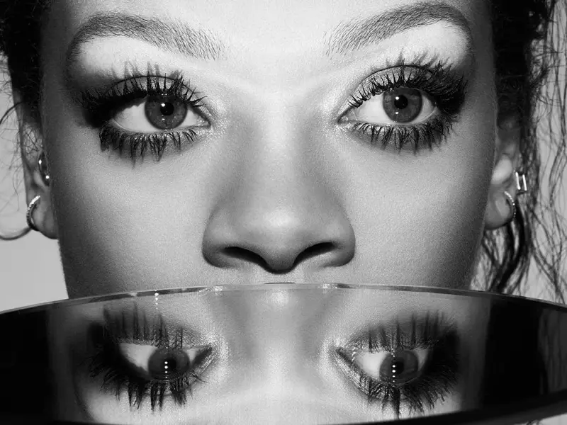 Rihanna သည် Fenty Beauty Full Frontal Mascara လှုပ်ရှားမှုတွင် ပါဝင်သရုပ်ဆောင်ထားသည်။