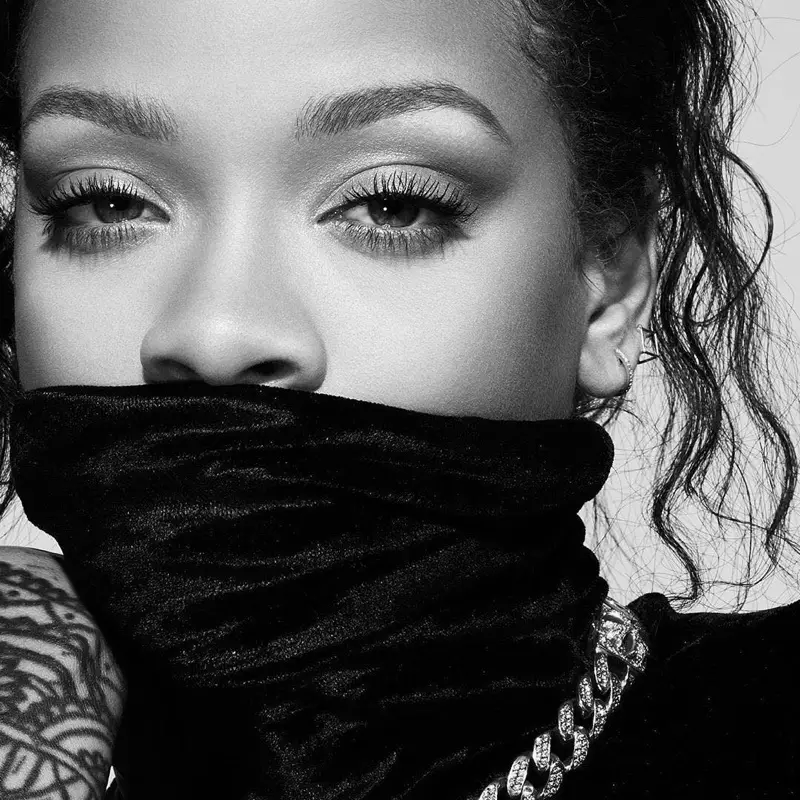 Rihanna draagt een coltrui en voert de campagne van Fenty Beauty Full Frontal Mascara