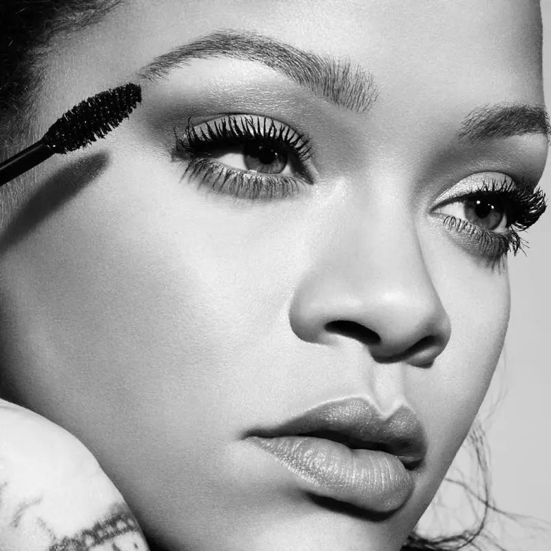 Rihanna yn sefyll am ymgyrch Mascara Frontal Full Fenty Beauty