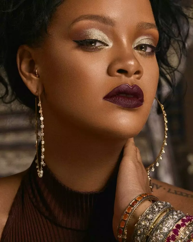 Rihanna는 Fenty Beauty Moroccan Spice 캠페인에서 반짝이는 아이섀도를 사용합니다.