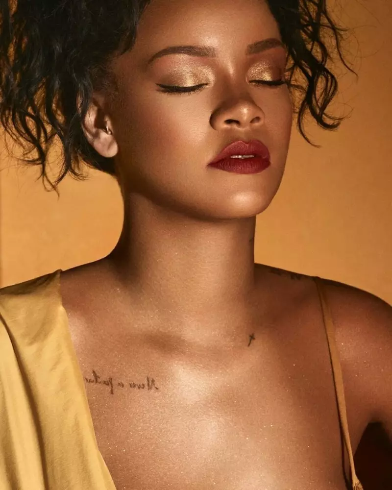 Rihanna သည် Fenty Beauty 'Moroccan Spice' ကမ်ပိန်တွင် တောက်ပနေပါသည်။