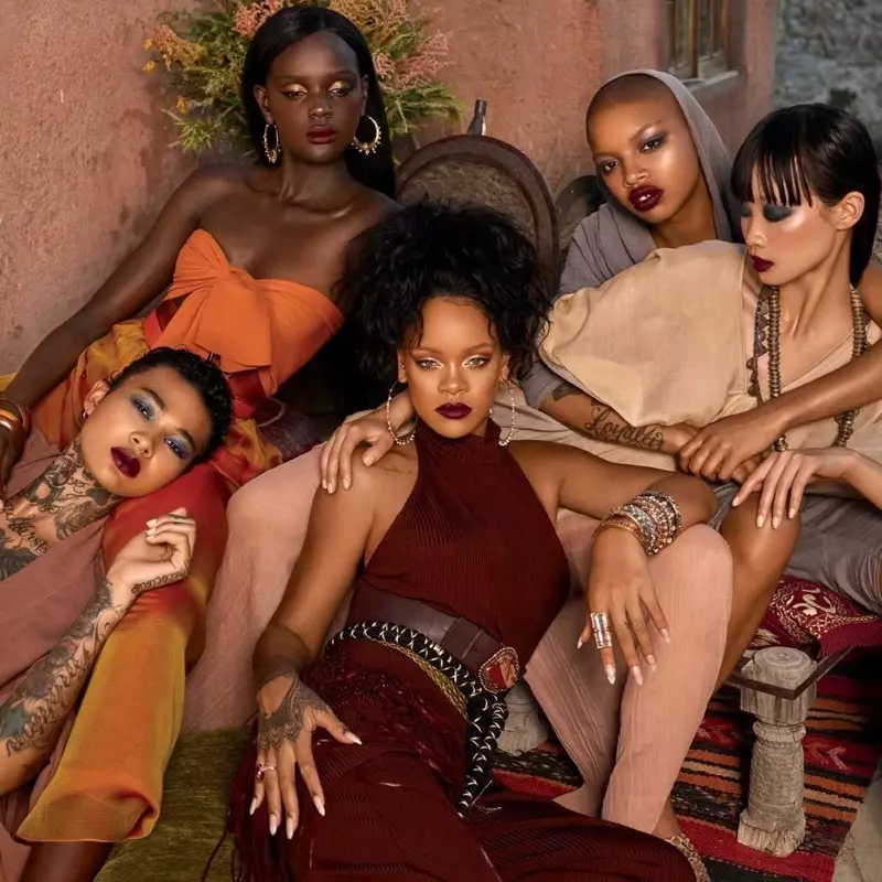 与模特 Duckie Thot、Asianna Scott 和 Slick Woods 一起，Rihanna 担任 Fenty Beauty Moroccan Spice 广告大片