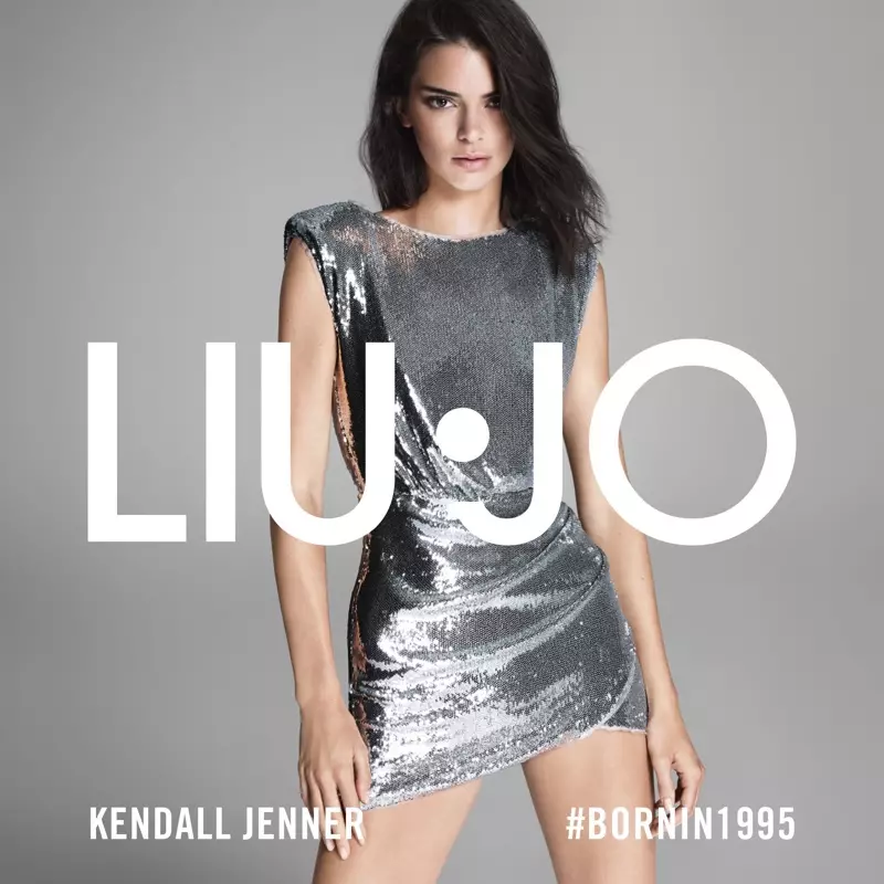 模特 Kendall Jenner 在 Liu Jo 2020 春夏广告大片中身着银色连衣裙。