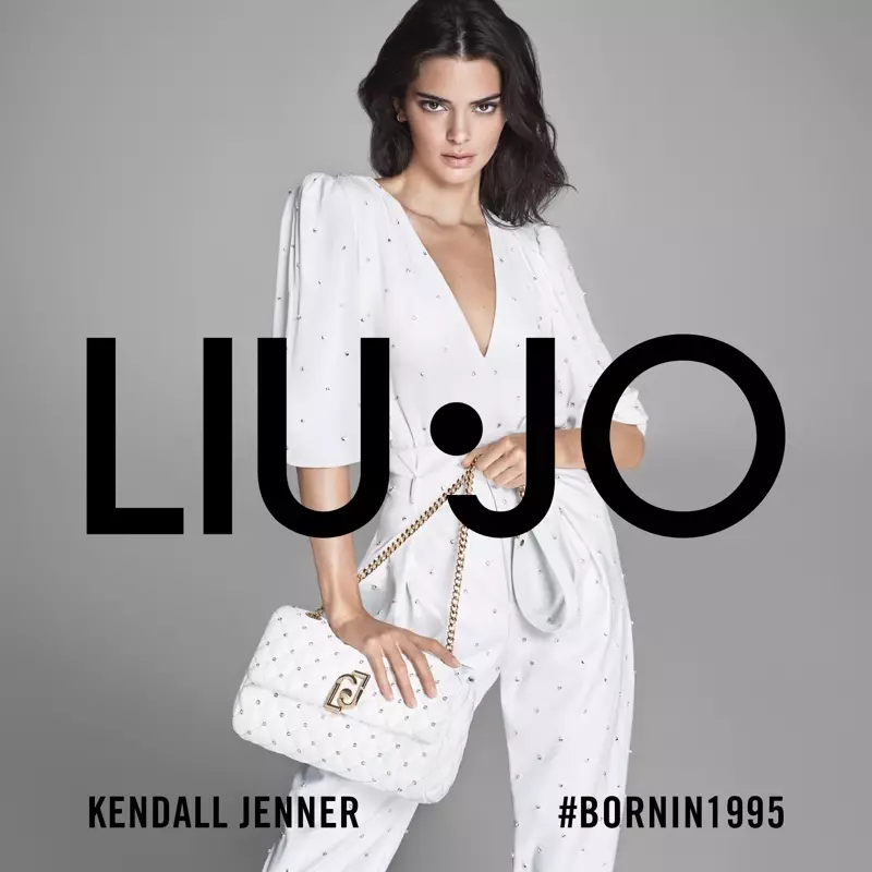Kendall Jenner 身穿白色连衣裙，为 Liu Jo 2020 春夏系列广告大片代言。