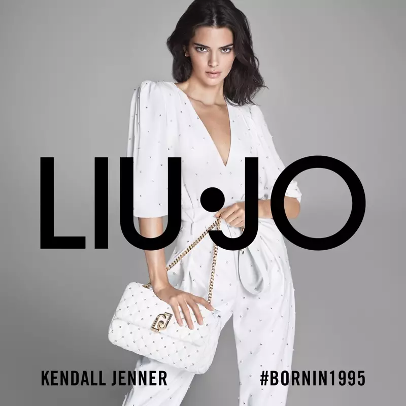 Zuriz jantzita, Kendall Jenner Liu Jo 2020ko udaberri-udako kanpainaren aurrean.