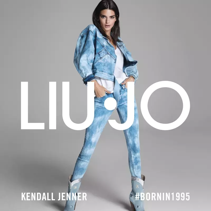 Kendall Jenner, klædd denim, situr fyrir fyrir Liu Jo vor-sumar 2020 herferðina.