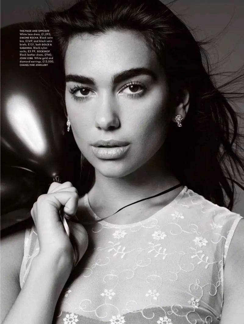 Actress Dua Lipa hnav Simone Rocha lace tiab thiab Chanel tsej