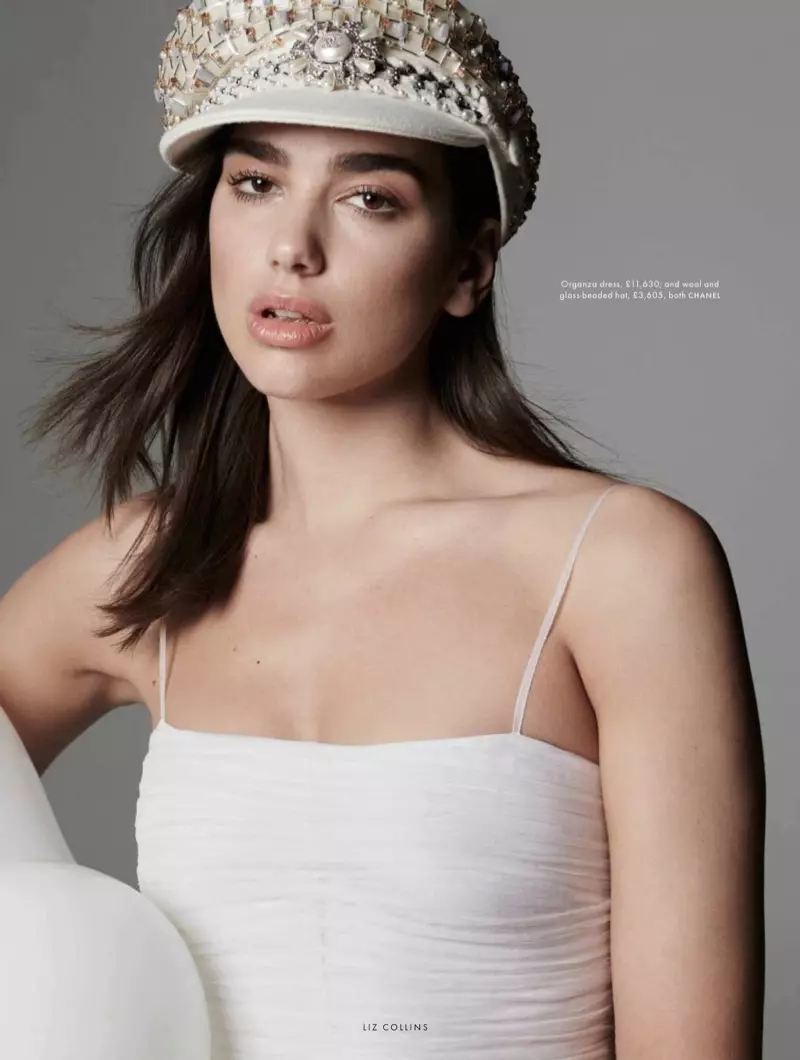 Ca sĩ Dua Lipa tạo dáng trong chiếc váy Chanel và chiếc mũ đính kết