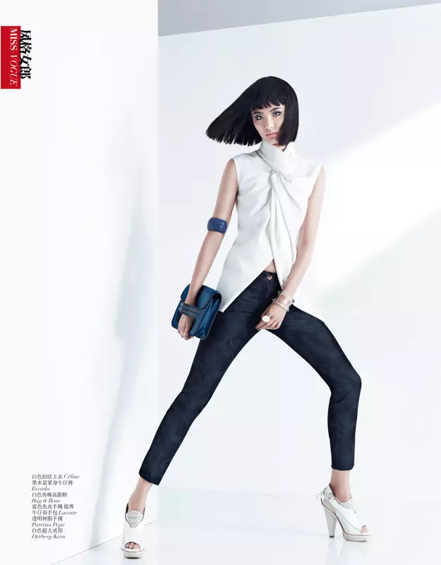 Bonnie Chen Rocks Denim នៅក្នុងទស្សនាវដ្តី Vogue China's March Issue ដោយ Stockton Johnson