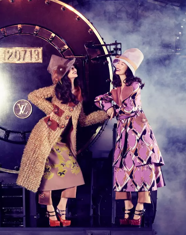 Tian Yi, Bonnie Chen, Miao Bin Si e altri cavalcano il Louis Vuitton Express per le collezioni Vogue Cina A/I 2012 di Stockton Johnson