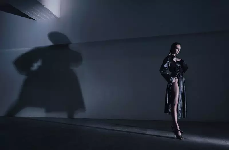 Candice Swanepoel Turns Femme Fatale foar Harper's Bazaar Grikelân