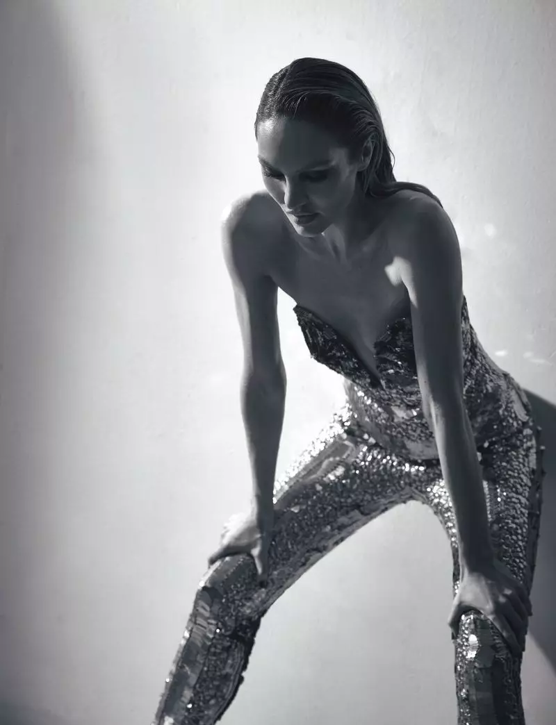 Candice Swanepoel Ji bo Harper's Bazaar Yewnanîstanê Femme Fatale vedigire