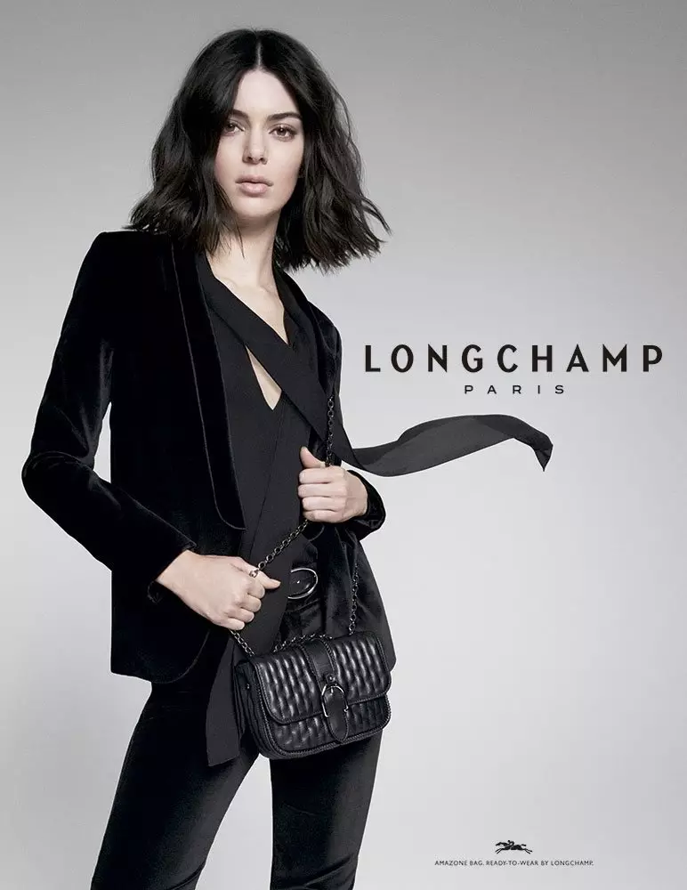 Gaun Kendall Jenner serba hitam untuk kampanye Longchamp fall-winter 2018