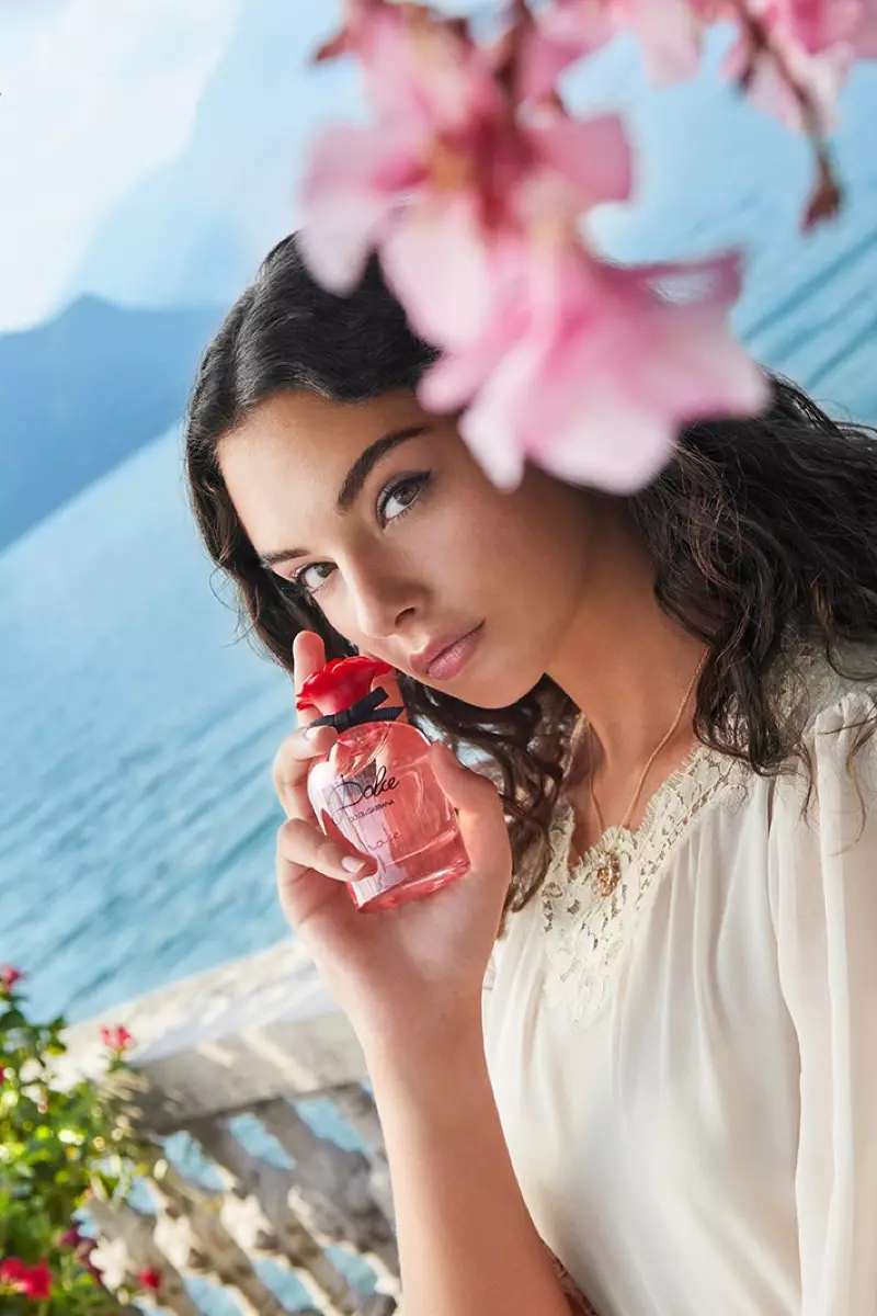 A BEÁLLÍTÁSON: Deva Cassel Dolce & Gabbana Dolce Rose parfümös üveggel pózol.