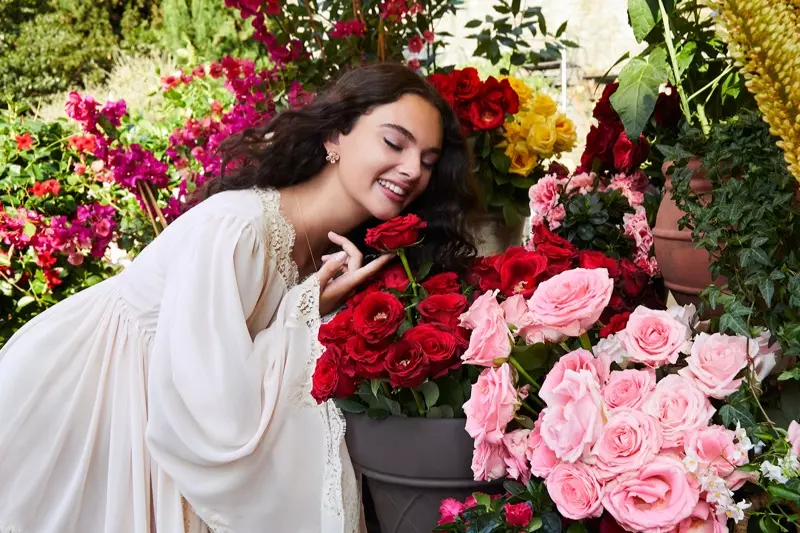 Darrere de l'escenari: olorant flors, Deva Cassel posa al plató de la sessió de fragàncies de Dolce & Gabbana.