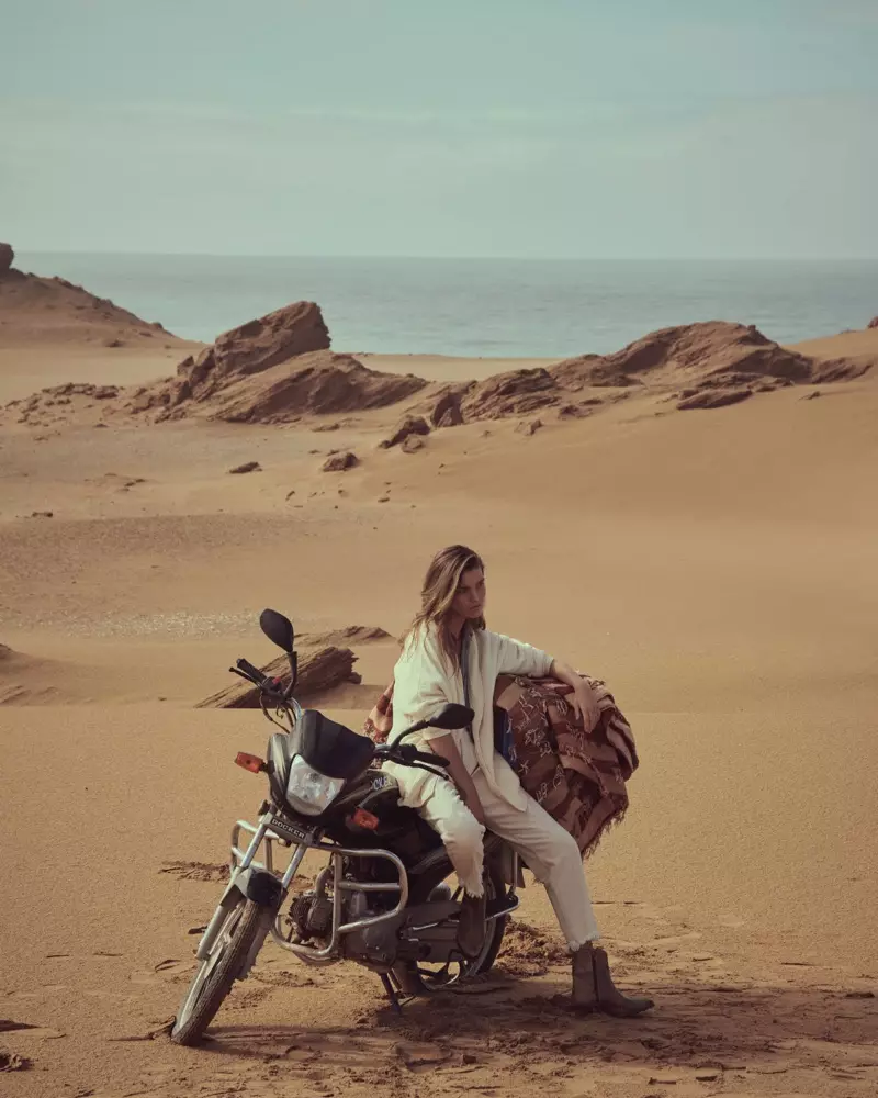 Luna Bijl posiert auf einem Motorrad und präsentiert den Free People-Katalog März 2020