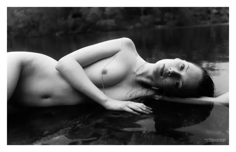 An All Natural Tiiu Kuik Stars in Gravure #6 d'Alex Freund