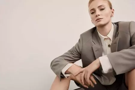 Sophie Turner poseert in neutrale tinten voor PORTER Edit