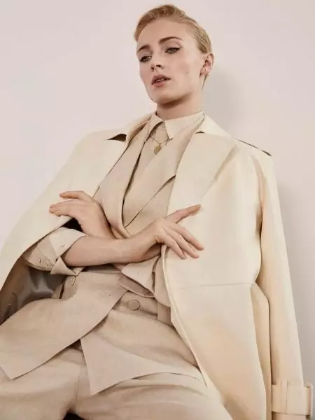 Sophie Turner Pose dina Hues nétral pikeun PORTER Edit