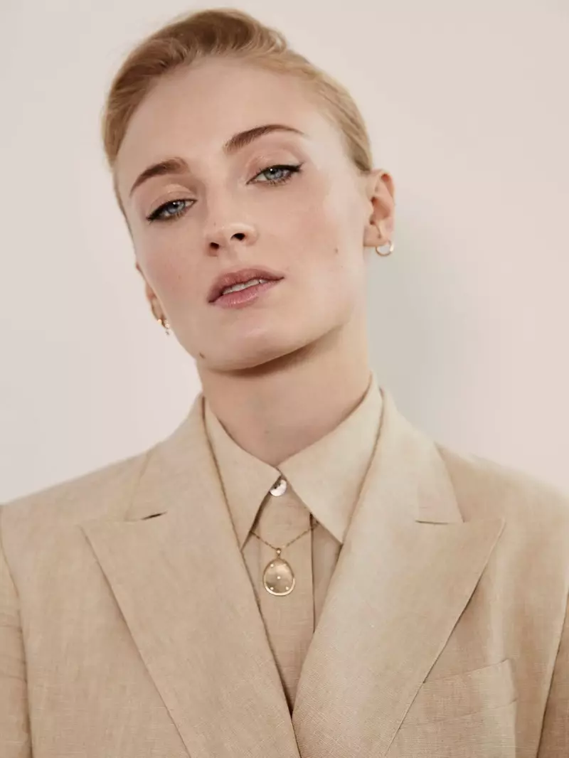 Igralka Sophie Turner nosi Theory blazer in srajco