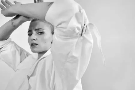 Sophie Turner Poses ing Hues Neutral kanggo PORTER Sunting