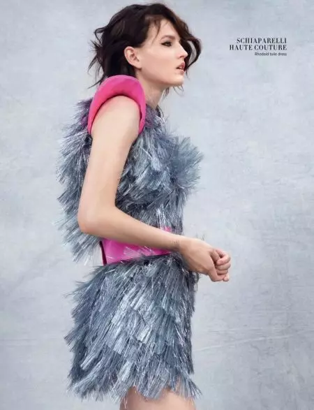 Katlin Aas Models Elegant Haute Couture ले हार्परको बजार सिंगापुर खोज्छ