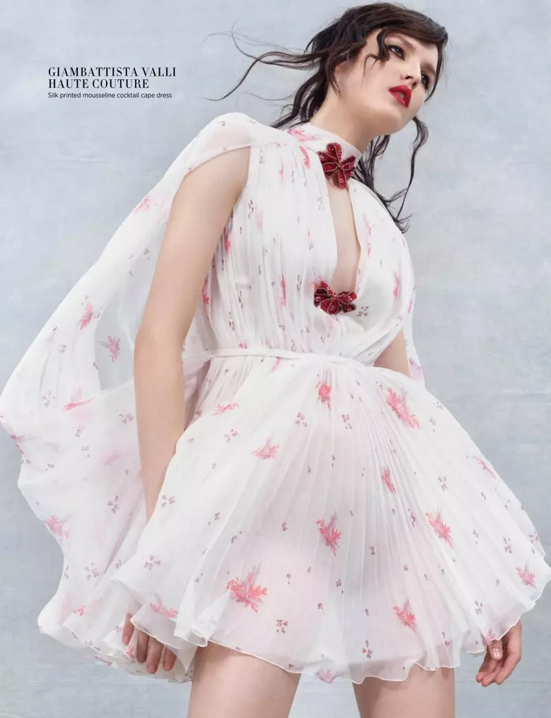 Izskatoties vieglu un gaisīgu, Katlina Aasa pozē Giambattista Valli Haute Couture zīda apdrukātā apmetņa kleitā