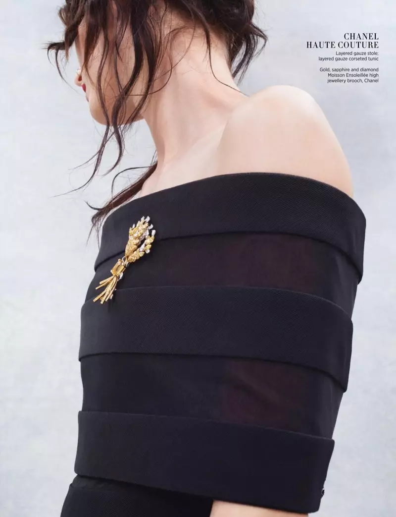 Katlina Āsa, kas valkā kleitu no Chanel Haute Couture bez pleciem, ieņem elegantu pozu.
