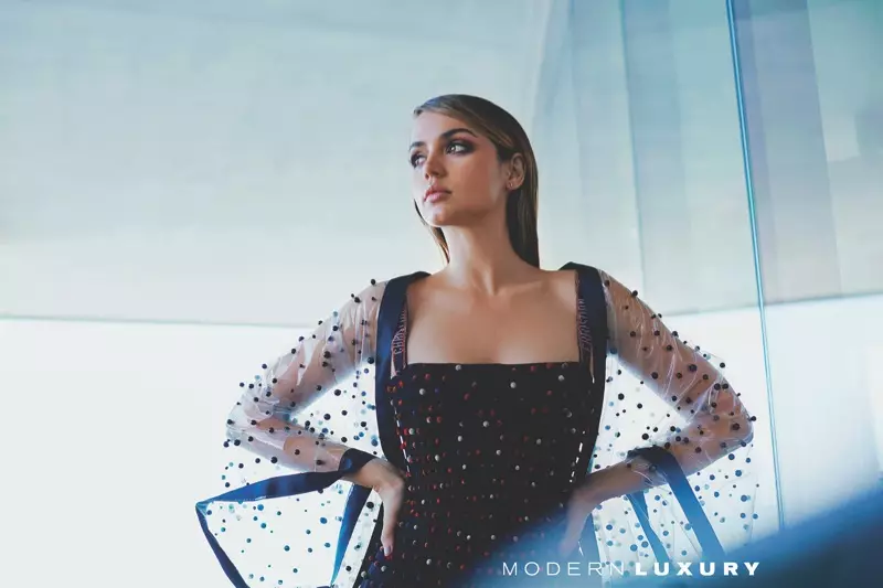 Ana de Armas tilbes kowt ta’ Chanel b’libsa Dior irrakkmata