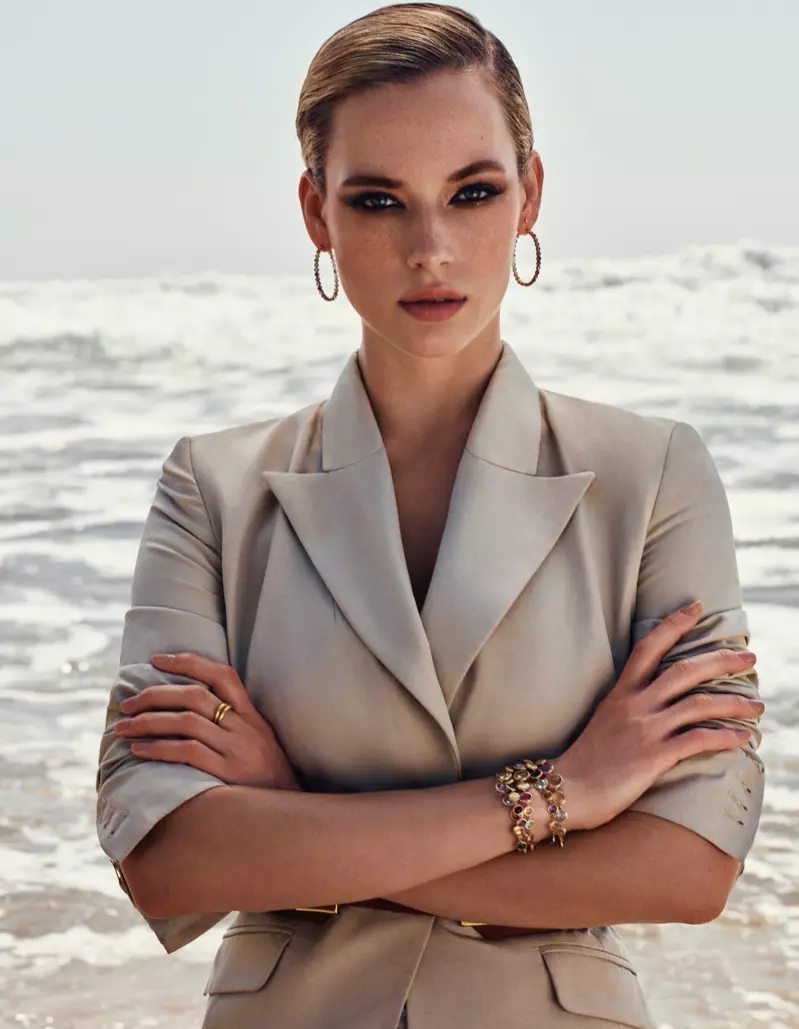 Hannah Ferguson besiket simmerskientme foar Vogue Arabia