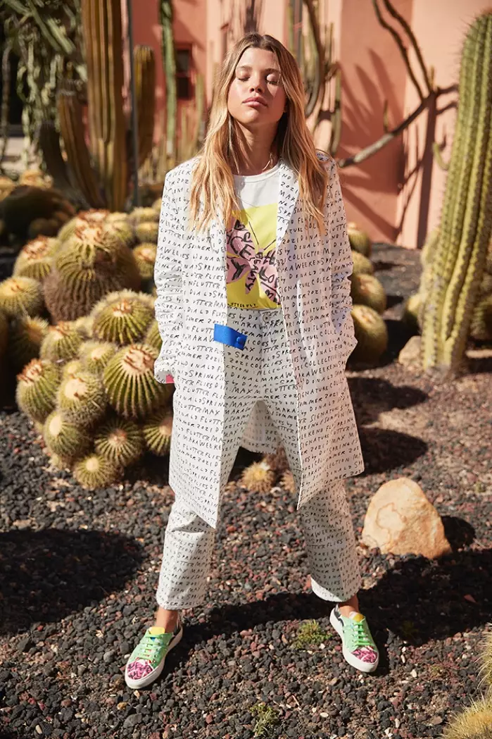 Sofia Richie poséiert fir Weekend Max Mara Flutterflies Kollektioun. Foto: Dewey Nicks