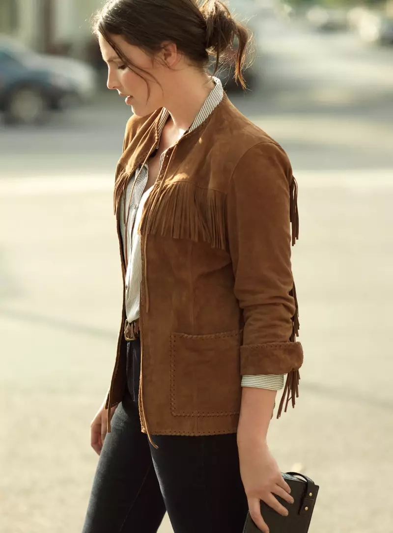 Ang mga modelo ni Candice fringe adorned jacket sa brown