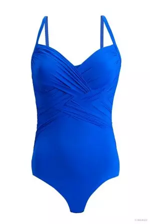 Candice Huffine Violeta Swimsuit مہم کے لیے منحنی خطوط پر روشنی ڈالتی ہے۔