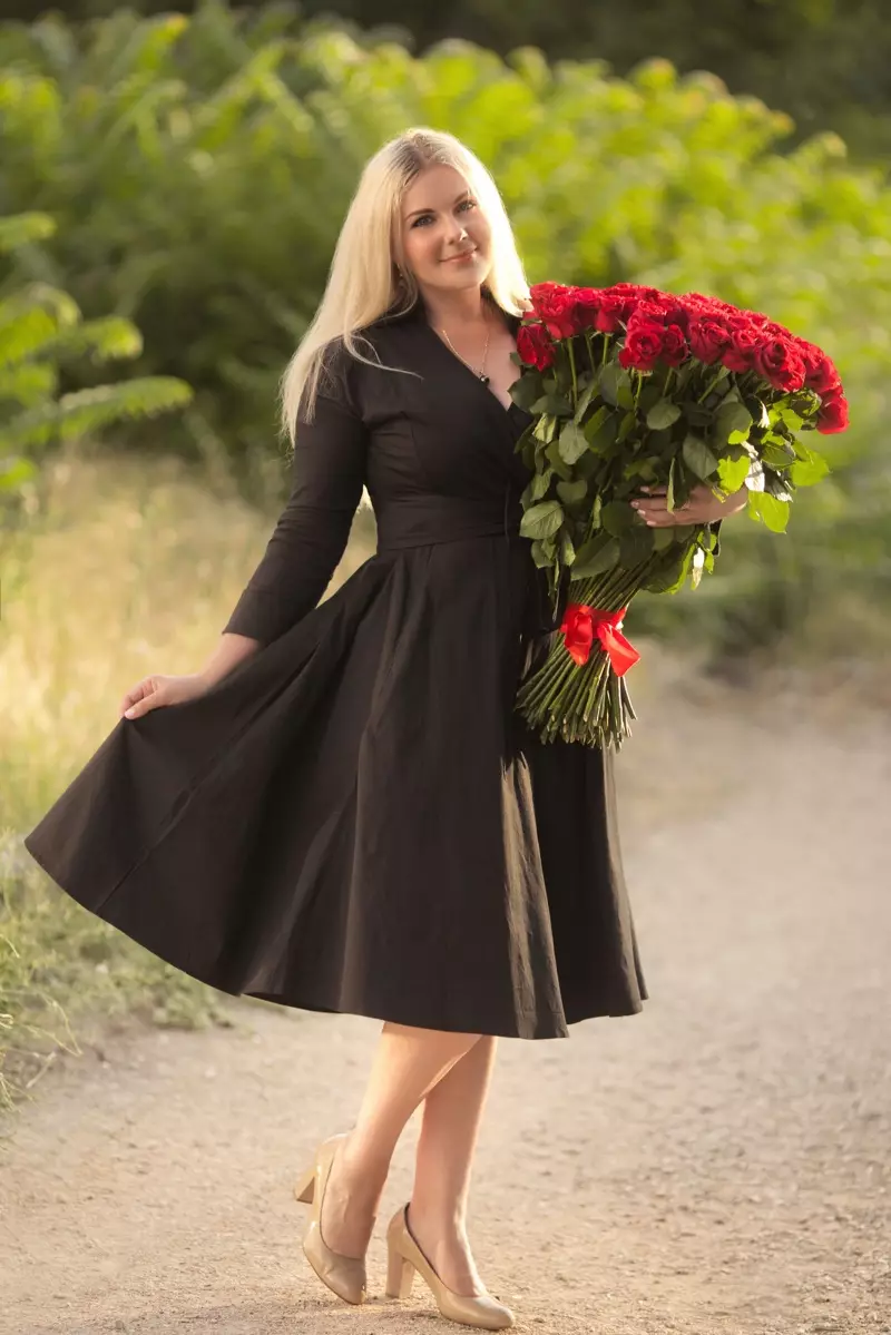 Black Dress Bouques Roses Plus Size Model