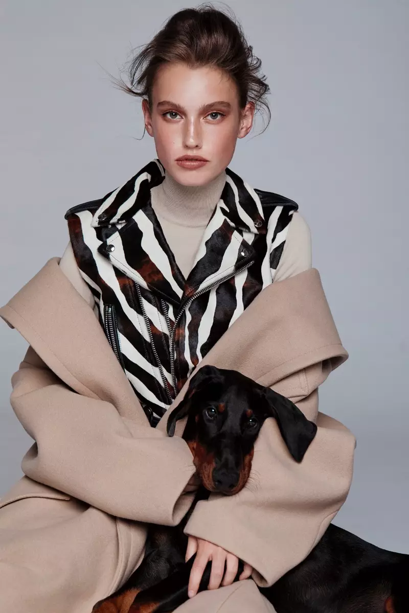 Laura Sorensen posa con cani alla moda per ELLE Serbia