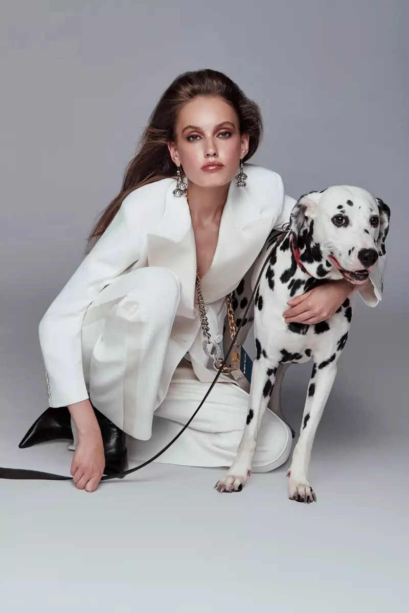 Si Laura Sorensen Poses Uban sa Stylish Dogs para sa ELLE Serbia