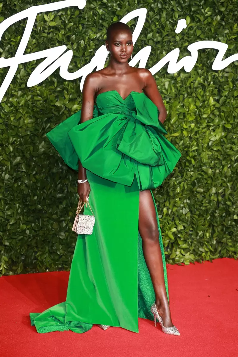 جوائز أزياء Adut Akech Model Green ثوب الأزياء