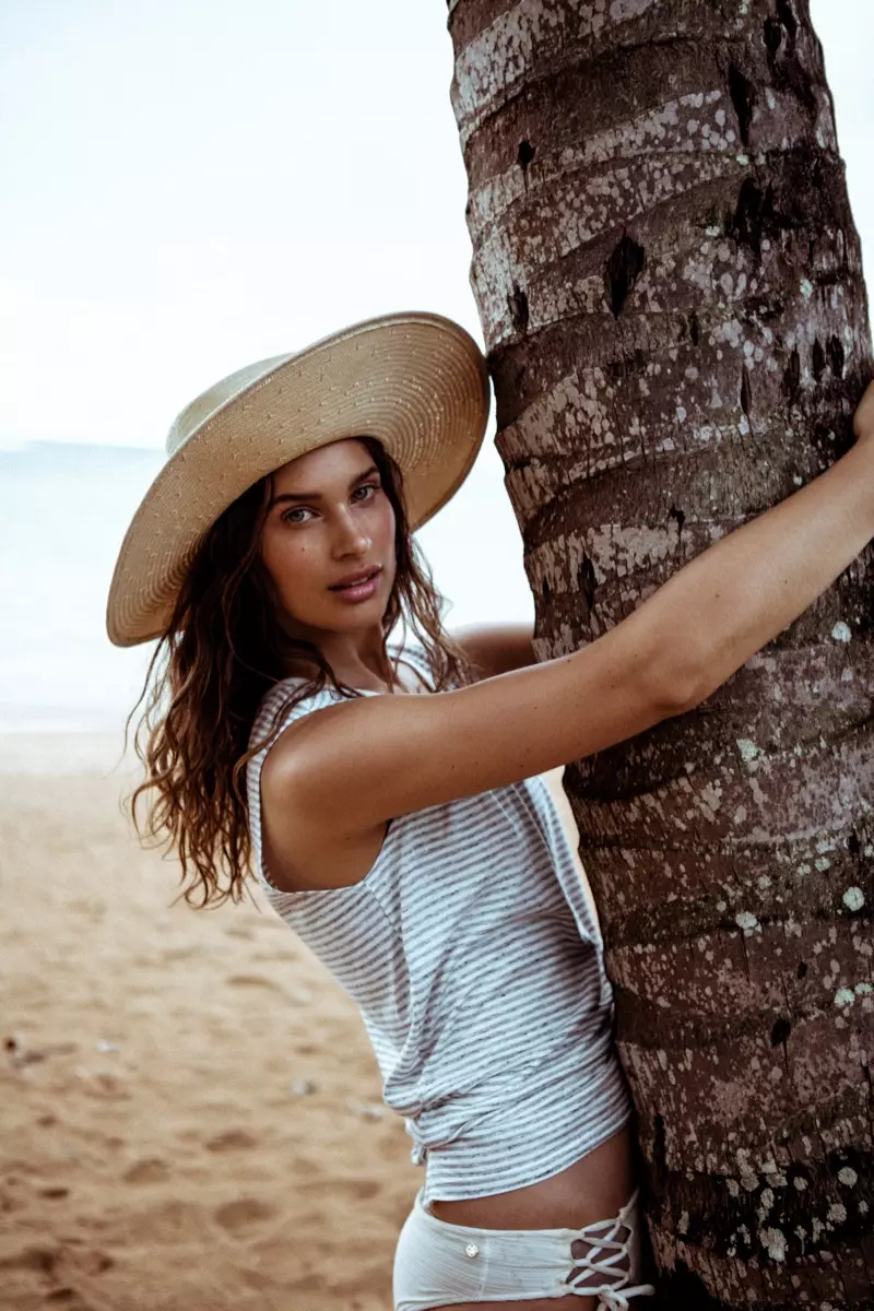 Nakasuot ng sun hat, nagpose si Lise Bjørgen Olsen sa isang Mate the Label tank top