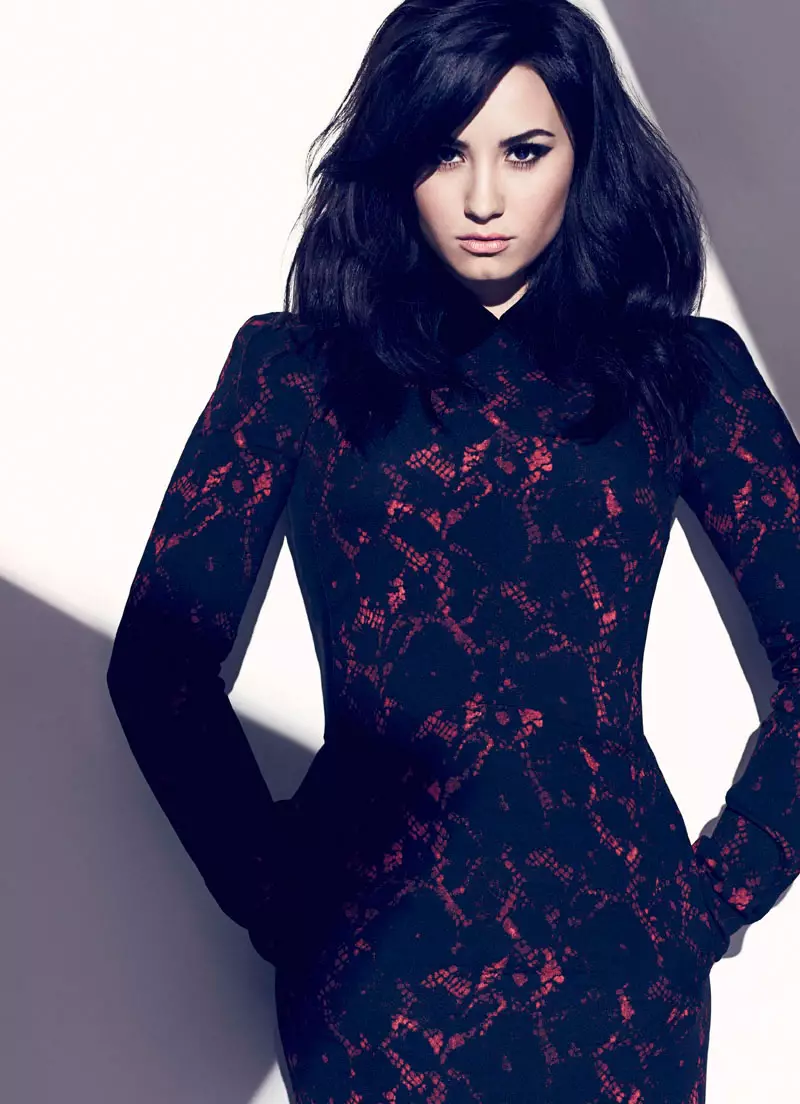 Demi Lovato spelar i Fashion Magazines augustinummer av Chris Nicholls