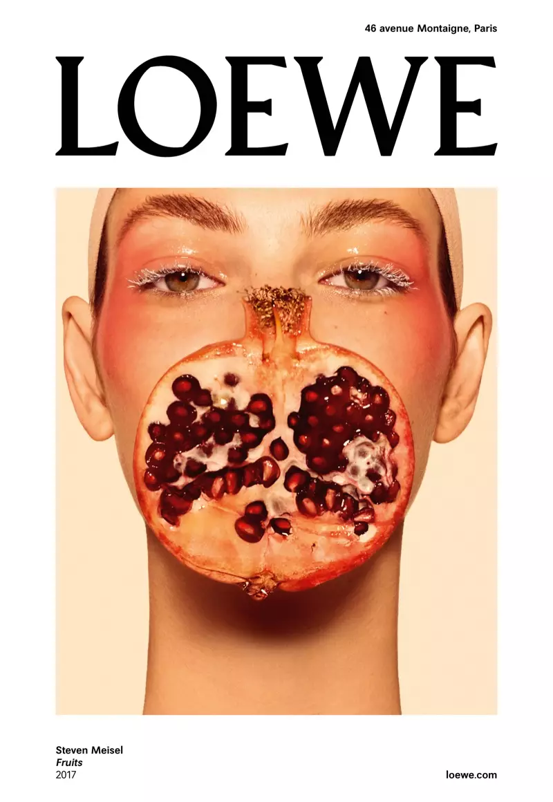 Vittoria Ceretti gránátalmával pózol a LOEWE Fruits 2018 tavaszi kampányában