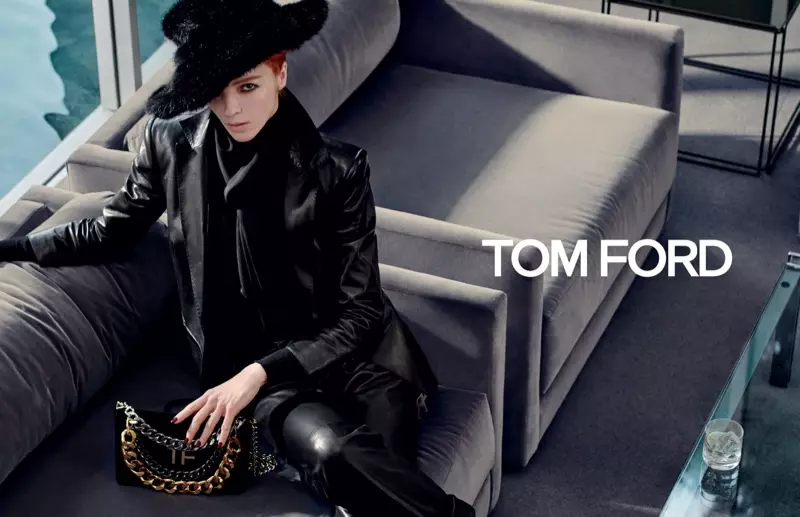 Mariacarla Boscono ist ganz in Schwarz gekleidet und steht für die Herbst-Winter-Kampagne 2019 von Tom Ford