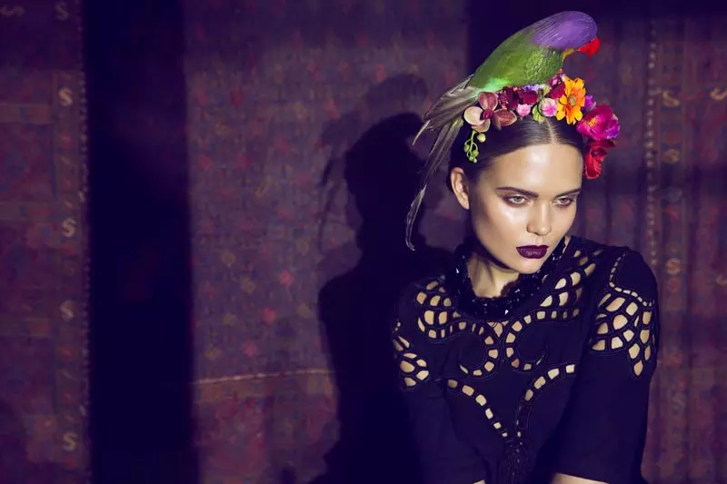 Åsa Engström Evokes Frida Kahlo ໃນ DV Mode ໂດຍ Fredrik Wannerstedt