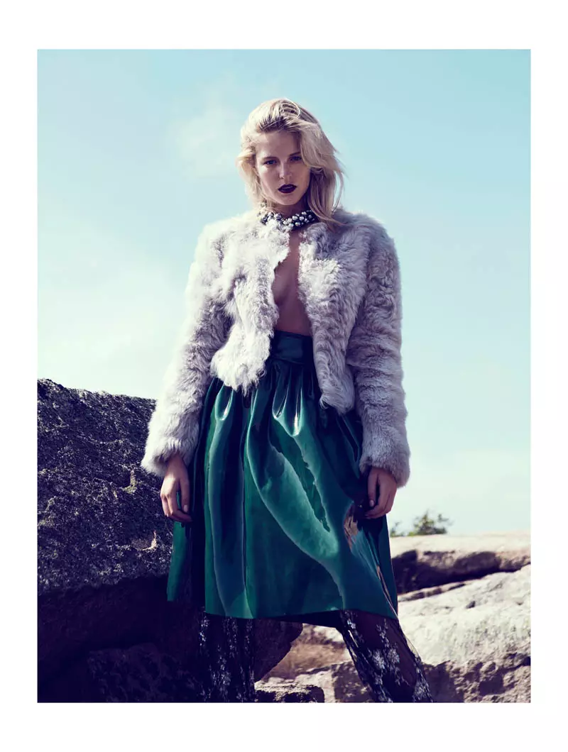 Linnea Regander Embraces the Outdoors for Elle Serbia de Fredrik Wannerstedt