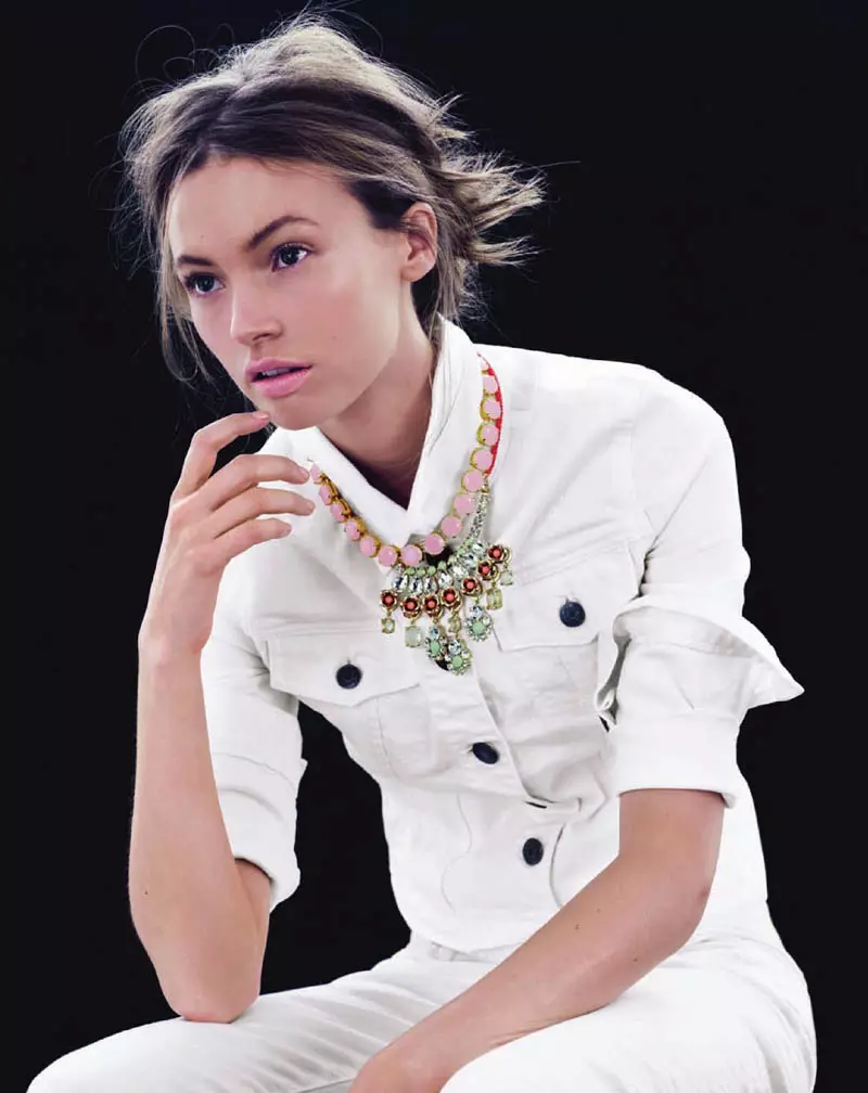 Mona Johannesson draacht kleurrike sieraden foar J. Crew's April Style Guide