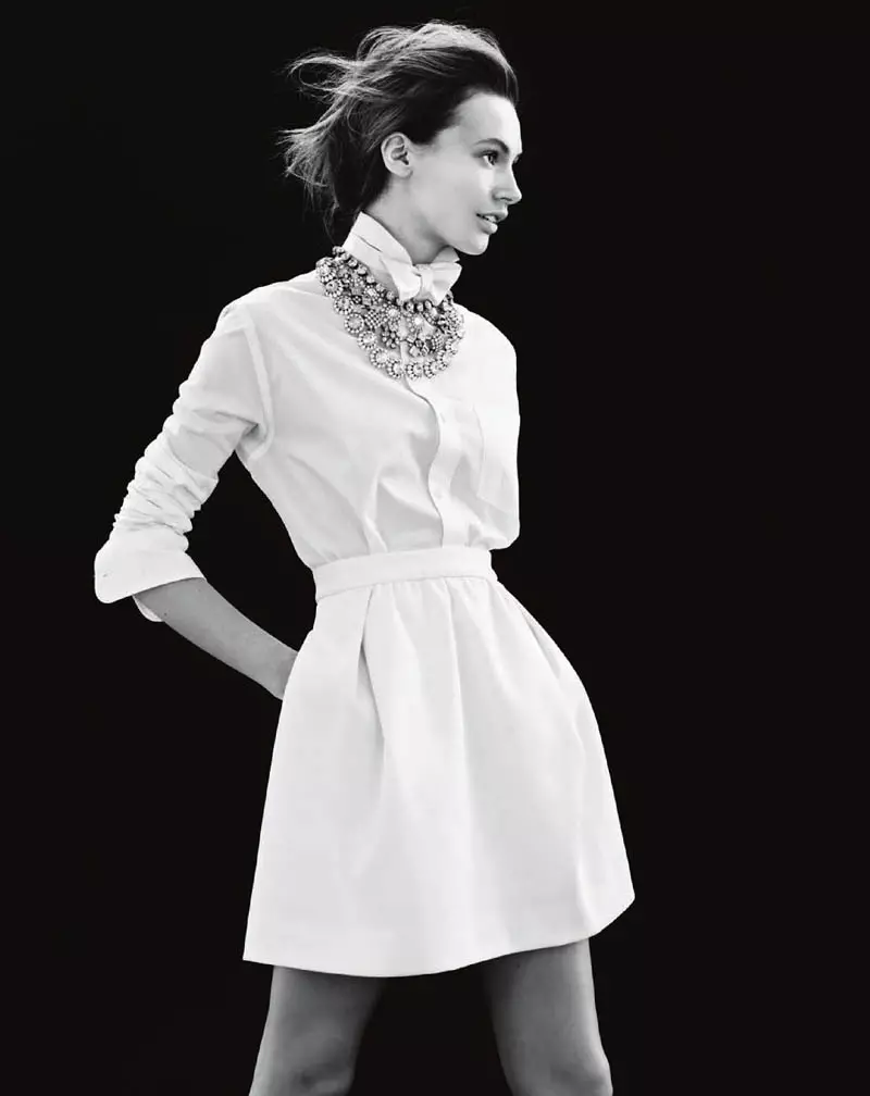 Mona Johannesson nosi šareni nakit za J. Crew's April Style Guide