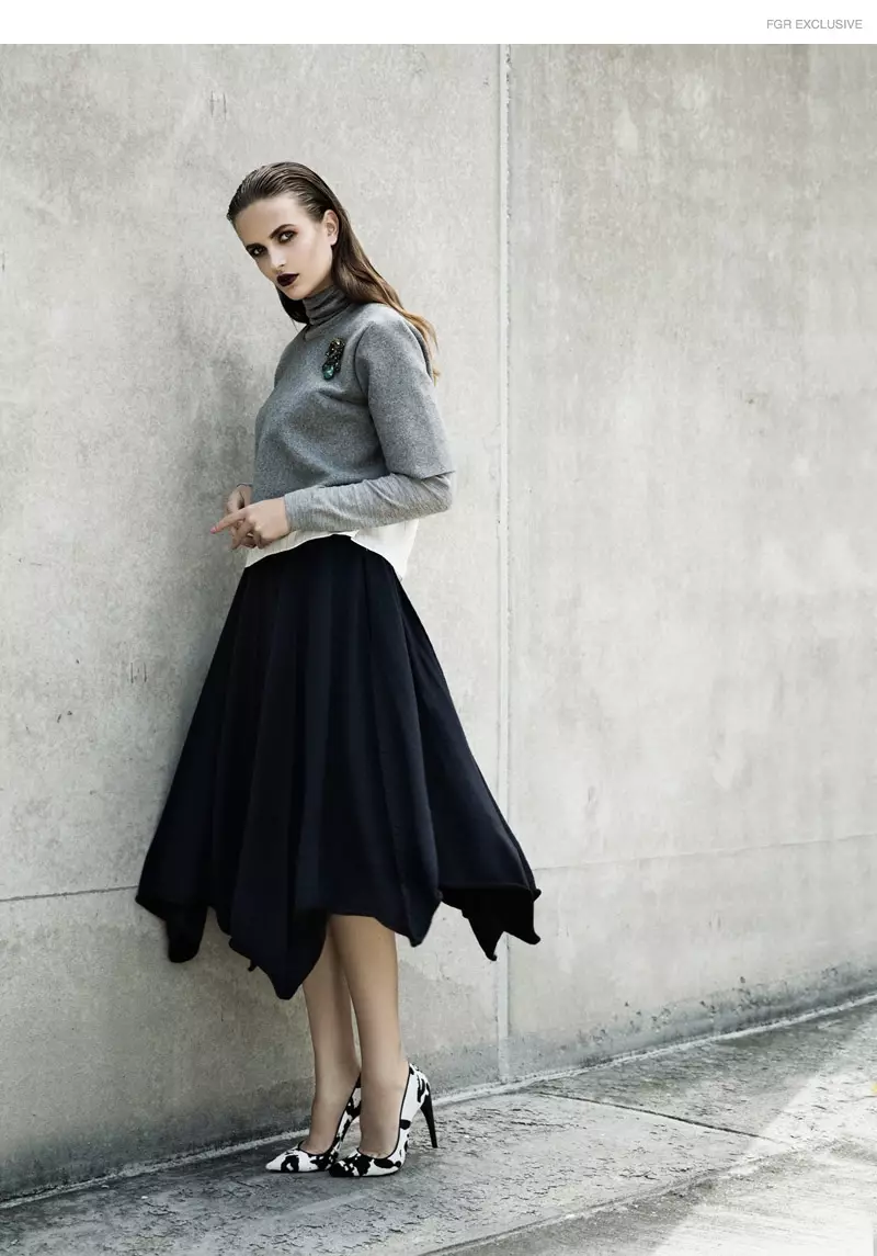 Turtleneck Tibi, Sweta Lars Andersson, Brooch Erickson Beamon, Viatu Paul Andrew