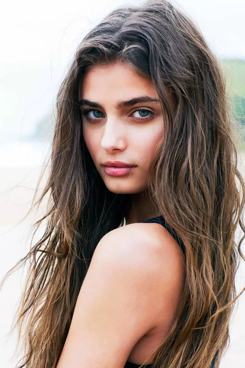 Della Bass မှ Taylor Hill က ပါဝင်ထားပါတယ်။